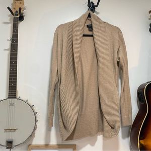 Thick and soft neutral cardigan with pockets